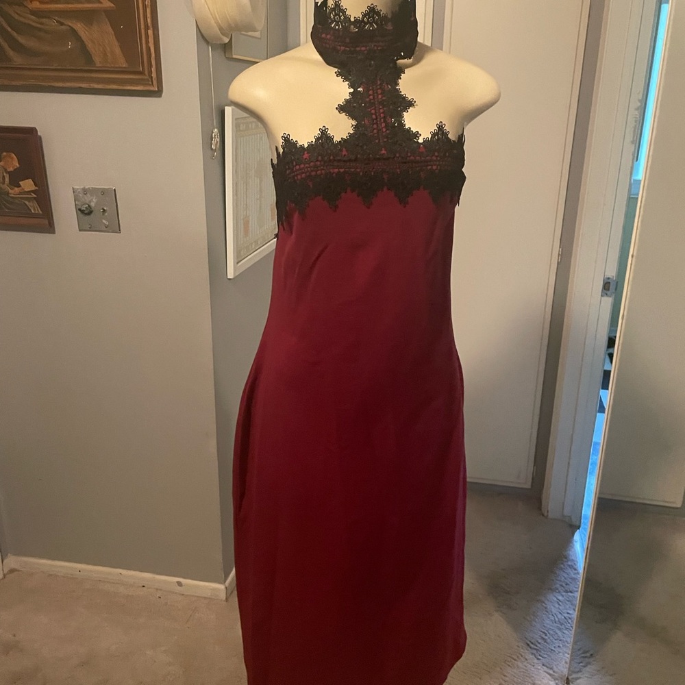 Elegant Flattering XL Womens Xmas Cocktail Dress Burgundy Red w/ Black Lace Neck